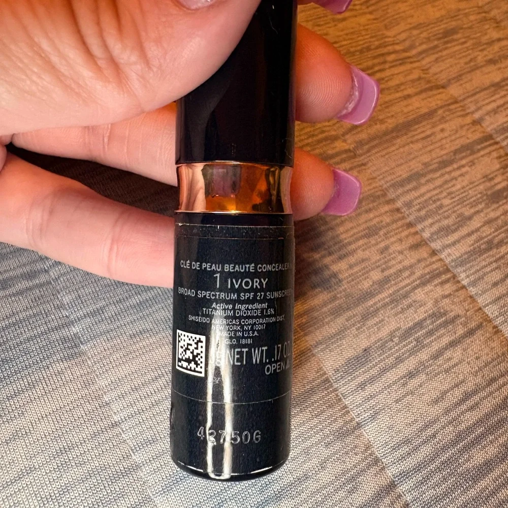 Cle de peau stick concealer ivory - Picture 2 of 3